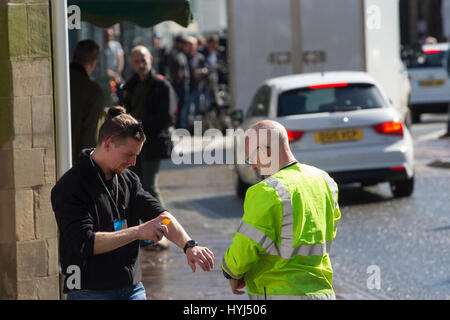 Cumbria, UK. 4. April 2017. Windermere Dorf Cumbria Peter Rabbit Lage Dreharbeiten –. Mangel an Regen-Special-Effects-Team benötigt & Crew - vom australischen müssen Sonnencreme verwenden. Bildnachweis: Gordon Shoosmith/Alamy Live-Nachrichten Stockfoto