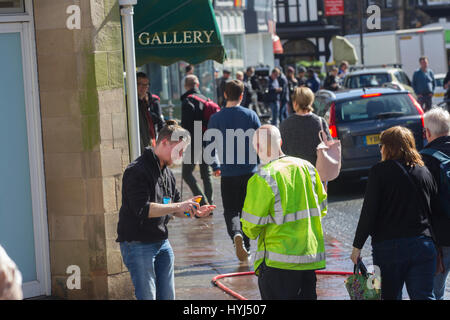 Cumbria, UK. 4. April 2017. Windermere Dorf Cumbria Peter Rabbit Lage Dreharbeiten –. Mangel an Regen-Special-Effects-Team benötigt & Crew - vom australischen müssen Sonnencreme verwenden. Bildnachweis: Gordon Shoosmith/Alamy Live-Nachrichten Stockfoto