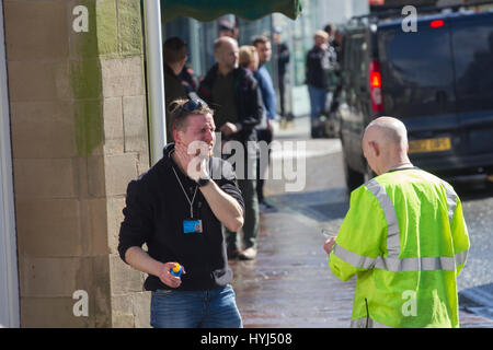 Cumbria, UK. 4. April 2017. Windermere Dorf Cumbria Peter Rabbit Lage Dreharbeiten –. Mangel an Regen-Special-Effects-Team benötigt & Crew - vom australischen müssen Sonnencreme verwenden. Bildnachweis: Gordon Shoosmith/Alamy Live-Nachrichten Stockfoto