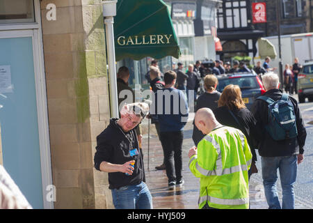 Cumbria, UK. 4. April 2017. Windermere Dorf Cumbria Peter Rabbit Lage Dreharbeiten –. Mangel an Regen-Special-Effects-Team benötigt & Crew - vom australischen müssen Sonnencreme verwenden. Bildnachweis: Gordon Shoosmith/Alamy Live-Nachrichten Stockfoto