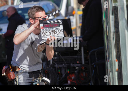 Cumbria, UK. 4. April 2017. Windermere Dorf Cumbria Peter Rabbit Lage Dreharbeiten –. Mangel an Regen-Special-Effects-Team benötigt & Crew - vom australischen müssen Sonnencreme verwenden. Bildnachweis: Gordon Shoosmith/Alamy Live-Nachrichten Stockfoto