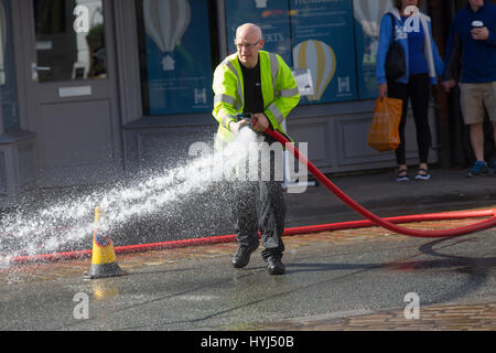 Cumbria, UK. 4. April 2017. Windermere Dorf Cumbria Peter Rabbit Lage Dreharbeiten –. Mangel an Regen-Special-Effects-Team benötigt & Crew - vom australischen müssen Sonnencreme verwenden. Bildnachweis: Gordon Shoosmith/Alamy Live-Nachrichten Stockfoto