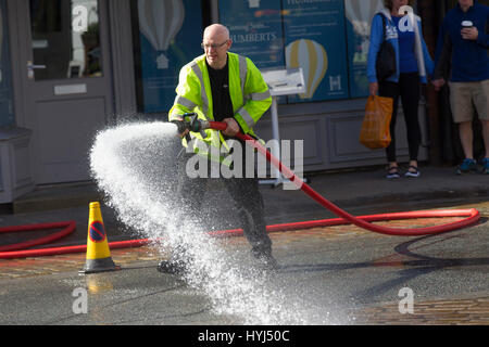 Cumbria, UK. 4. April 2017. Windermere Dorf Cumbria Peter Rabbit Lage Dreharbeiten –. Mangel an Regen-Special-Effects-Team benötigt & Crew - vom australischen müssen Sonnencreme verwenden. Bildnachweis: Gordon Shoosmith/Alamy Live-Nachrichten Stockfoto