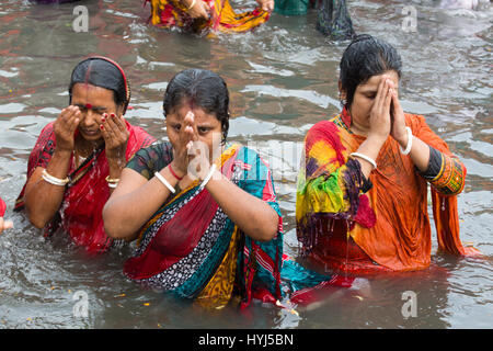 Narayangan, Bangladesch. 4. April 2017. Hinduistische Gläubigen beten während ihr heiliges Bad im alten Brahmaputra Fluss 'Ashtami Snan' Ritual teilzunehmen. Bildnachweis: Muhammad Mostafigur Rahman/Alamy Live-Nachrichten Stockfoto