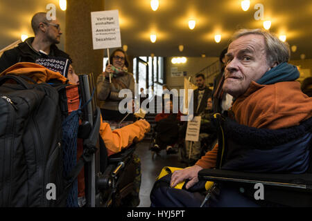 Berlin, Berlin, Deutschland. 4. April 2017. Etwa 50 Behinderung Menschenrechtsaktivisten und ihre Assistenten besetzt das Rathaus in Friedrichshain-Kreuzberg. Die Demonstranten machen Berliner Bezirk Friedrichshain-Kreuzberg wegen unbezahlter Rechnungen bereits Support-Services in Krankenhäusern erbrachten Leistungen verantwortlich für die derzeit sehr angespannten wirtschaftlichen Lage der Hilfe Dienst "Ambulante Dienste". Sie betonen, dass für viele Menschen mit körperlichen Behinderungen, sehr wichtig ist, dass sie eine vertrauenswürdige Person in einen stationären Aufenthalt begleiten. Zuständigen Stadtrat KNUT MILDNER-SPIN Stockfoto