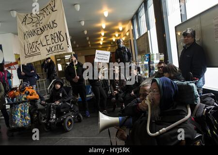 Berlin, Berlin, Deutschland. 4. April 2017. Etwa 50 Behinderung Menschenrechtsaktivisten und ihre Assistenten besetzt das Rathaus in Friedrichshain-Kreuzberg. Die Demonstranten machen Berliner Bezirk Friedrichshain-Kreuzberg wegen unbezahlter Rechnungen bereits Support-Services in Krankenhäusern erbrachten Leistungen verantwortlich für die derzeit sehr angespannten wirtschaftlichen Lage der Hilfe Dienst "Ambulante Dienste". Sie betonen, dass für viele Menschen mit körperlichen Behinderungen, sehr wichtig ist, dass sie eine vertrauenswürdige Person in einen stationären Aufenthalt begleiten. Zuständigen Stadtrat KNUT MILDNER-SPIN Stockfoto