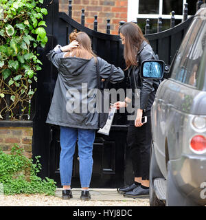 April 2017, London, Großbritannien. Fans von George Michaels Haus in Highgate. Alamy Live News Stockfoto