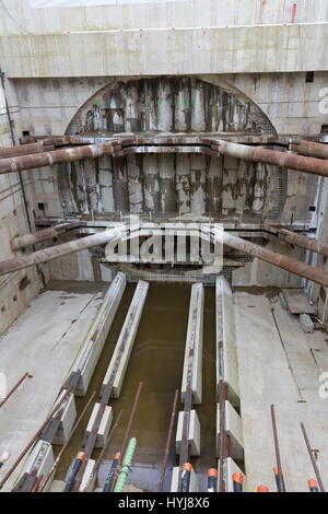 Seattle, Washington, USA. 4. April 2017. Demontage-Grube für die Ankunft der Bohrkopf vorbereitet. Alaskan Way Viaduct Ersatz des Programms Tunnel boring Machine, Spitznamen Bertha, durchbrach in South Lake Union am 4. April 2017. Ursprünglich ins Leben gerufen im Jahr 2013, war die Tunnel-langweilig-Maschine nach Überhitzung aufgrund von Schäden an des Bohrkopfes Drive Getriebe, Lager und Dichtungen, was zu einer zweijährigen Verzögerung gestoppt. Bildnachweis: Paul Gordon/Alamy Live-Nachrichten Stockfoto