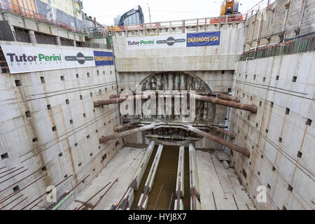 Seattle, Washington, USA. 4. April 2017. Demontage-Grube für die Ankunft der Bohrkopf vorbereitet. Alaskan Way Viaduct Ersatz des Programms Tunnel boring Machine, Spitznamen Bertha, durchbrach in South Lake Union am 4. April 2017. Ursprünglich ins Leben gerufen im Jahr 2013, war die Tunnel-langweilig-Maschine nach Überhitzung aufgrund von Schäden an des Bohrkopfes Drive Getriebe, Lager und Dichtungen, was zu einer zweijährigen Verzögerung gestoppt. Bildnachweis: Paul Gordon/Alamy Live-Nachrichten Stockfoto