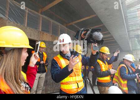 Seattle, Washington, USA. 4. April 2017. Medienvertreter versammelten, um den Durchbruch der Bohrkopf in der Demontage-Grube anzeigen. Alaskan Way Viaduct Ersatz des Programms Tunnel boring Machine, Spitznamen Bertha, durchbrach in South Lake Union am 4. April 2017. Ursprünglich ins Leben gerufen im Jahr 2013, war die Tunnel-langweilig-Maschine nach Überhitzung aufgrund von Schäden an des Bohrkopfes Drive Getriebe, Lager und Dichtungen, was zu einer zweijährigen Verzögerung gestoppt. Graben wieder aufgenommen im Jahr 2016, nachdem die Maschine repariert wurde. Bildnachweis: Paul Gordon/Alamy Live-Nachrichten Stockfoto