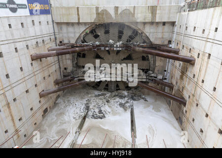 Seattle, Washington, USA. 4. April 2017. Der Bohrkopf verletzt zuerst die Stützmauer in der Demontage-Grube. Alaskan Way Viaduct Ersatz des Programms Tunnel boring Machine, Spitznamen Bertha, durchbrach in South Lake Union am 4. April 2017. Ursprünglich ins Leben gerufen im Jahr 2013, war die Tunnel-langweilig-Maschine nach Überhitzung aufgrund von Schäden an des Bohrkopfes Drive Getriebe, Lager und Dichtungen, was zu einer zweijährigen Verzögerung gestoppt. Bildnachweis: Paul Gordon/Alamy Live-Nachrichten Stockfoto