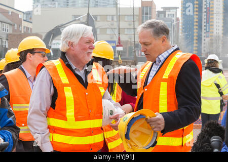 Seattle, Washington, USA. 4. April 2017. Washington-Gouverneur Jay Inslee, Recht, spricht mit Verkehrsminister Roger Millar bei der Demontage-Grube. Alaskan Way Viaduct Ersatz des Programms Tunnel boring Machine, Spitznamen Bertha, durchbrach in South Lake Union am 4. April 2017. Ursprünglich ins Leben gerufen im Jahr 2013, war die Tunnel-langweilig-Maschine nach Überhitzung aufgrund von Schäden an des Bohrkopfes Drive Getriebe, Lager und Dichtungen, was zu einer zweijährigen Verzögerung gestoppt. Graben wieder aufgenommen im Jahr 2016, nachdem die Maschine repariert wurde. Bildnachweis: Paul Gordon/Alamy Live-Nachrichten Stockfoto