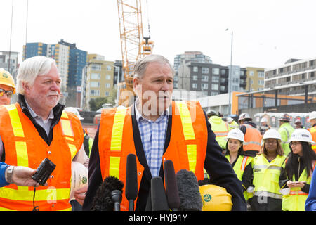 Seattle, Washington, USA. 4. April 2017. Washington-Gouverneur Jay Inslee spricht mit den Medien bei der Demontage-Grube. Alaskan Way Viaduct Ersatz des Programms Tunnel boring Machine, Spitznamen Bertha, durchbrach in South Lake Union am 4. April 2017. Ursprünglich ins Leben gerufen im Jahr 2013, war die Tunnel-langweilig-Maschine nach Überhitzung aufgrund von Schäden an des Bohrkopfes Drive Getriebe, Lager und Dichtungen, was zu einer zweijährigen Verzögerung gestoppt. Bildnachweis: Paul Gordon/Alamy Live-Nachrichten Stockfoto