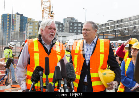 Seattle, Washington, USA. 4. April 2017. Verkehrsminister Roger Millar spricht mit den Medien bei der Demontage-Grube. Alaskan Way Viaduct Ersatz des Programms Tunnel boring Machine, Spitznamen Bertha, durchbrach in South Lake Union am 4. April 2017. Ursprünglich ins Leben gerufen im Jahr 2013, war die Tunnel-langweilig-Maschine nach Überhitzung aufgrund von Schäden an des Bohrkopfes Drive Getriebe, Lager und Dichtungen, was zu einer zweijährigen Verzögerung gestoppt. Graben wieder aufgenommen im Jahr 2016, nachdem die Maschine repariert wurde. Bildnachweis: Paul Gordon/Alamy Live-Nachrichten Stockfoto