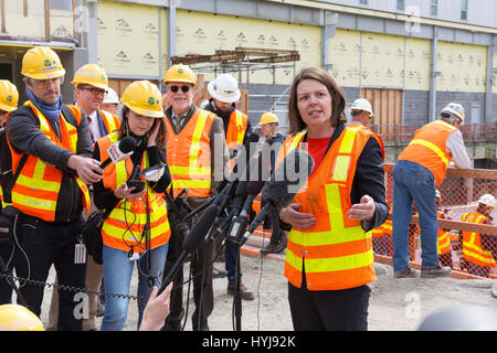 Seattle, Washington, USA. 4. April 2017. Hafen Kommissar Courtney Gregoire spricht mit den Medien bei der Demontage-Grube. Alaskan Way Viaduct Ersatz des Programms Tunnel boring Machine, Spitznamen Bertha, durchbrach in South Lake Union am 4. April 2017. Ursprünglich ins Leben gerufen im Jahr 2013, war die Tunnel-langweilig-Maschine nach Überhitzung aufgrund von Schäden an des Bohrkopfes Drive Getriebe, Lager und Dichtungen, was zu einer zweijährigen Verzögerung gestoppt. Bildnachweis: Paul Gordon/Alamy Live-Nachrichten Stockfoto