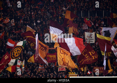 Stadio Olimpico, Rom, Italien. 4. April 2017. Tim-Cup, Halbfinale Fußball. Roma vs. Lazio. Als Roma-Fans und Unterstützer in Aktion während des Spiels. Bildnachweis: Marco Iacobucci/Alamy Live-Nachrichten Stockfoto