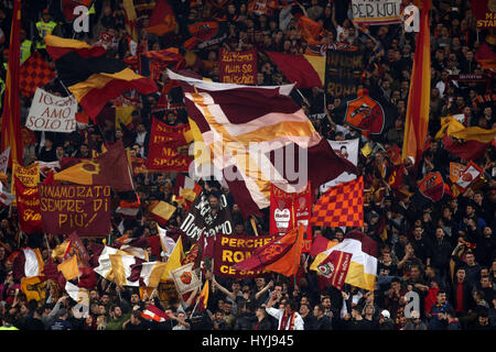 Stadio Olimpico, Rom, Italien. 4. April 2017. Tim-Cup, Halbfinale Fußball. Roma vs. Lazio. Als Roma-Fans und Unterstützer in Aktion während des Spiels. Bildnachweis: Marco Iacobucci/Alamy Live-Nachrichten Stockfoto