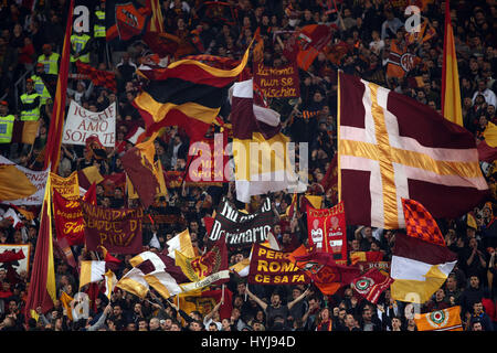 Stadio Olimpico, Rom, Italien. 4. April 2017. Tim-Cup, Halbfinale Fußball. Roma vs. Lazio. Als Roma-Fans und Unterstützer in Aktion während des Spiels. Bildnachweis: Marco Iacobucci/Alamy Live-Nachrichten Stockfoto
