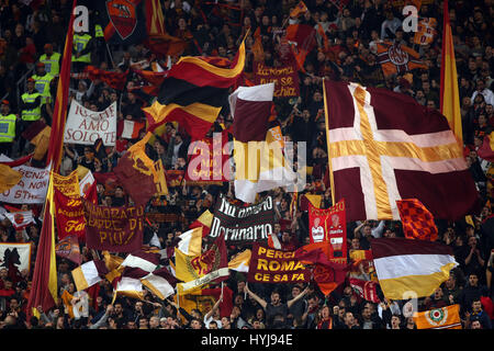 Stadio Olimpico, Rom, Italien. 4. April 2017. Tim-Cup, Halbfinale Fußball. Roma vs. Lazio. Als Roma-Fans und Unterstützer in Aktion während des Spiels. Bildnachweis: Marco Iacobucci/Alamy Live-Nachrichten Stockfoto