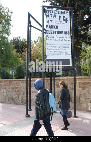 Eine Werbung für die Eröffnung der Kunstausstellung "Documenta 14' in der Nähe von"Parko Eleftherias"(lit.) Freedom Park), Athen Gemeinde Arts Center Museum von Anti-diktatorischen und demokratischen Widerstand und das National Museum of Modern Art in der Innenstadt von Athen, Griechenland, 3. April 2017, diese sind Bestandteil der internationalen Kunstausstellung "Documenta 14', die zuerst in Athen, Griechenland ab dem 8. April bis 16 Juli und dann in Kassel, Deutschland vom 10. Juni bis zum 17. September 2017 stattfinden wird. Foto: Alexia Angelopoulou/dpa Stockfoto