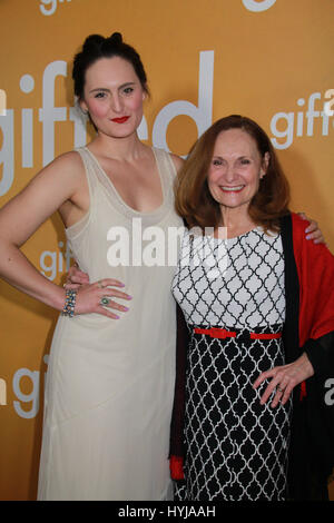 Los Angeles, USA. 4. April 2017. Mary Chieffo, Beth Grant 04.04.2017 der Los-Angeles-Premiere von "Gifted" statt in den pazifischen Theatern im The Grove in Los Angeles, Kalifornien Foto: Cronos/Hollywood News Stockfoto