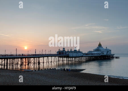 Eastbourne, Vereinigtes Königreich. 5. April 2017. UK-Wetter. Am Tag steigt aus, um einen hellen Start beim Sonnenaufgang über Eastbourne Pier in East Sussex, UK Credit: Ed Brown/Alamy Live News Stockfoto