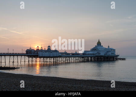 Eastbourne, Vereinigtes Königreich. 5. April 2017. UK-Wetter. Am Tag steigt aus, um einen hellen Start beim Sonnenaufgang über Eastbourne Pier in East Sussex, UK Credit: Ed Brown/Alamy Live News Stockfoto