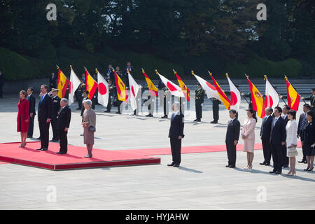 Tokio, Japan. 5. April 2017. Spanische König Felipe VI. und Königin Letizia mit der japanische Kaiser Akihito und Kaiserin Michiko mit japanischen Kronprinzen Naruhito und japanischen Kronprinzessin Masako mit Premierminister Shinzo Abe und Frau Akie während einer Willkommenszeremonie gelegentlich für ihre offiziellen Besuch in Japan in Tokio am Mittwoch, 5. April 2017. Am ersten Tag ihrer 3-Tages-Tour von Japan Credit: Gtres Información Más lokalen auf line,S.L./Alamy Live News Bildnachweis: Gtres Información Más lokalen auf line,S.L. Credit: Gtres Información Más lokalen auf line,S.L./Alamy Live News Stockfoto