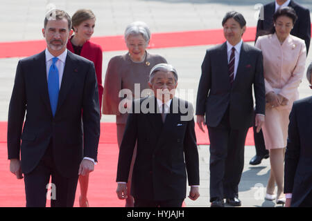 Tokio, Japan. 5. April 2017. Spanische König Felipe VI. und Königin Letizia mit der japanische Kaiser Akihito und Kaiserin Michiko mit japanischen Kronprinzen Naruhito und japanischen Kronprinzessin Masako während einer Willkommenszeremonie gelegentlich für ihre offiziellen Besuch in Japan in Tokio am Mittwoch, 5. April 2017. Am ersten Tag ihrer 3-Tages-Tour von Japan Credit: Gtres Información Más lokalen auf line,S.L./Alamy Live News Bildnachweis: Gtres Información Más lokalen auf line,S.L. Credit: Gtres Información Más lokalen auf line,S.L./Alamy Live News Stockfoto