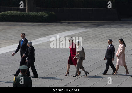 Tokio, Japan. 5. April 2017. Spanische König Felipe VI. und Königin Letizia mit der japanische Kaiser Akihito und Kaiserin Michiko mit japanischen Kronprinzen Naruhito und japanischen Kronprinzessin Masako während einer Willkommenszeremonie gelegentlich für ihre offiziellen Besuch in Japan in Tokio am Mittwoch, 5. April 2017. Am ersten Tag ihrer 3-Tages-Tour von Japan Credit: Gtres Información Más lokalen auf line,S.L./Alamy Live News Bildnachweis: Gtres Información Más lokalen auf line,S.L. Credit: Gtres Información Más lokalen auf line,S.L./Alamy Live News Stockfoto