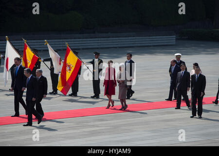 Tokio, Japan. 5. April 2017. Spanische König Felipe VI. und Königin Letizia mit der japanische Kaiser Akihito und Kaiserin Michiko mit japanischen Kronprinzen Naruhito und japanischen Kronprinzessin Masako während einer Willkommenszeremonie gelegentlich für ihre offiziellen Besuch in Japan in Tokio am Mittwoch, 5. April 2017. Am ersten Tag ihrer 3-Tages-Tour von Japan Credit: Gtres Información Más lokalen auf line,S.L./Alamy Live News Bildnachweis: Gtres Información Más lokalen auf line,S.L. Credit: Gtres Información Más lokalen auf line,S.L./Alamy Live News Stockfoto