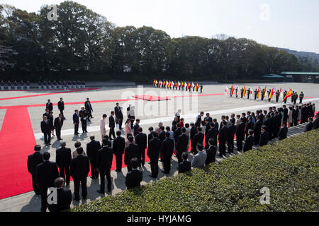 Tokio, Japan. 5. April 2017. Spanische König Felipe VI. und Königin Letizia mit der japanische Kaiser Akihito und Kaiserin Michiko mit japanischen Kronprinzen Naruhito und japanischen Kronprinzessin Masako während einer Willkommenszeremonie gelegentlich für ihre offiziellen Besuch in Japan in Tokio am Mittwoch, 5. April 2017. Am ersten Tag ihrer 3-Tages-Tour von Japan Credit: Gtres Información Más lokalen auf line,S.L./Alamy Live News Bildnachweis: Gtres Información Más lokalen auf line,S.L. Credit: Gtres Información Más lokalen auf line,S.L./Alamy Live News Stockfoto