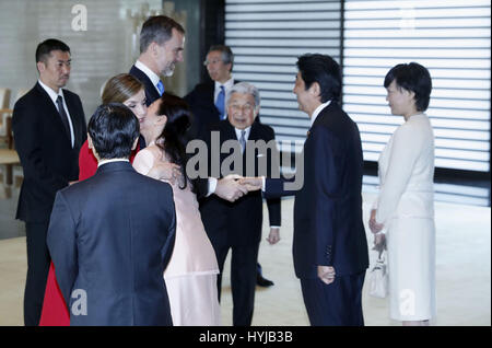 Tokio, Japan. 5. April 2017. König Felipe VI. von Spanien, Königin Letizia von Spanien mit Japan Kaiser Akihito und Japans Kaiserin Michiko während der Begrüßungszeremonie im Kaiserpalast in Tokio am 5. April 2017. Bildnachweis: Jack Abuin/ZUMA Draht/Alamy Live-Nachrichten Stockfoto