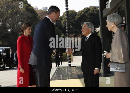 Tokio, Japan. 5. April 2017. Spanische König Felipe VI und Königin Letizia während einer Willkommenszeremonie gelegentlich für ihrer offiziellen Besuch in Japan in Tokio auf Mittwoch, 5. April 2017. Am ersten Tag ihrer 3-Tages-Tour von Japan Credit: Gtres Información Más lokalen auf line,S.L. Credit: Gtres Información Más lokalen auf line,S.L./Alamy Live News Stockfoto