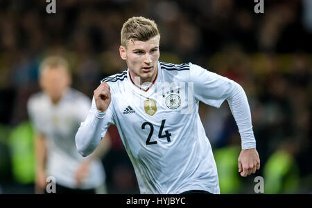 Deutschlands Timo Werner spielt den Ball in das internationale Freundschaftsspiel zwischen Deutschland und England im Signal Iduna Park in Dortmund, Deutschland, 22. März 2017.     -KEIN Draht-SERVICE - Foto: Thomas Eisenhuth/Dpa-Zentralbild/ZB Stockfoto