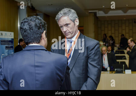 Kuala Lumpur, Malaysia. 5. April 2017. Generalsekretär des Baseler Ausschusses Banking Aufsicht William Coen(R) plaudert mit Generalsekretär, Islamic Financial Service Board Jaseem Ahmed(L) während IFSB (Islamic Financial Services Board) jährliche Sitzungen 2017 am 5. April 2017 in Kuala Lumpur, Malaysia. Die Veranstaltung wird bis zum 6. April 2017 stattfinden. IFSB Jahrestagung 2017 wird gemeinsam veranstaltet von der Zentralbank der islamischen Republik Iran und Bank Negara Malaysia. Bildnachweis: Chris Jung/ZUMA Draht/Alamy Live-Nachrichten Stockfoto