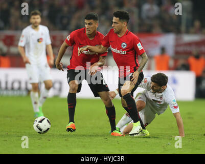 Köln, Deutschland. 4. April 2017. Bundesliga-Spieltag 27, 1. FC Köln Vs SG Eintracht Frankfurt: Bekämpfung von Milos Jojic (Köln, R) Vs Omar Mascarell (SGE, C) und Aymen Barkok (SGE, (Leipzig)). Bildnachweis: Jürgen Schwarz/Alamy Live-Nachrichten Stockfoto