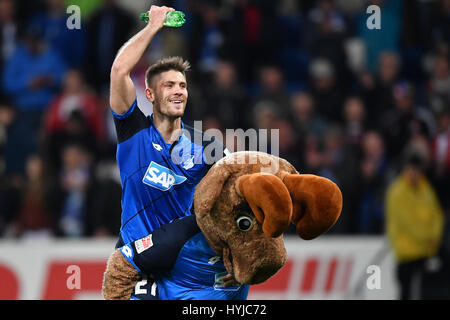 Hoffenheim Torschütze Andrej Kramaric jubelt über den Sieg mit dem Maskottchen "Hoffe", nach die deutschen Fußball-Bundesliga-Fußball Spiel zwischen 1899 Hoffenheim und Bayern München in der Rhein-Neckar-Arena in Sinsheim, Deutschland, 4. April 2017. Foto: Uwe Anspach/dpa Stockfoto