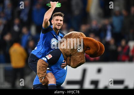 Hoffenheim Torschütze Andrej Kramaric jubelt über den Sieg mit dem Maskottchen "Hoffe", nach die deutschen Fußball-Bundesliga-Fußball Spiel zwischen 1899 Hoffenheim und Bayern München in der Rhein-Neckar-Arena in Sinsheim, Deutschland, 4. April 2017. Foto: Uwe Anspach/dpa Stockfoto