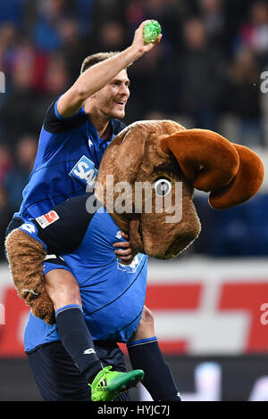 Hoffenheim Torschütze Andrej Kramaric jubelt über den Sieg mit dem Maskottchen "Hoffe", nach die deutschen Fußball-Bundesliga-Fußball Spiel zwischen 1899 Hoffenheim und Bayern München in der Rhein-Neckar-Arena in Sinsheim, Deutschland, 4. April 2017. Foto: Uwe Anspach/dpa Stockfoto