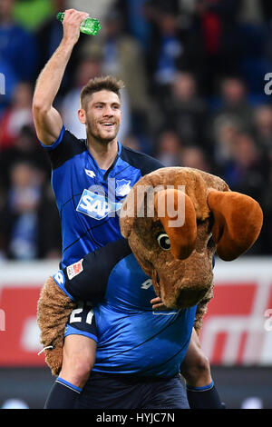 Hoffenheim Torschütze Andrej Kramaric jubelt über den Sieg mit dem Maskottchen "Hoffe", nach die deutschen Fußball-Bundesliga-Fußball Spiel zwischen 1899 Hoffenheim und Bayern München in der Rhein-Neckar-Arena in Sinsheim, Deutschland, 4. April 2017. Foto: Uwe Anspach/dpa Stockfoto