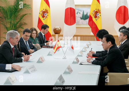 Tokio, Japan. 5. April 2017. Minister für auswärtige Angelegenheiten von Spanien Alfonso Dastis Quecedo (L) und Fumio Kishida, Minister für auswärtige Angelegenheiten der Japan (R) an das Außenministerium am 5. April 2017, Tokio, Japan. Treffen der Außenminister ist Bestandteil der Diplomat, die Tagesordnung während der 4 Tage der spanische König Felipe VI und seine Ehefrau Letizia in Japan zu besuchen. Bildnachweis: Rodrigo Reyes Marin/AFLO/Alamy Live-Nachrichten Stockfoto