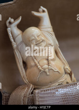 Frankfurt am Main, Deutschland. 5. April 2017. Eine elfenbeine-Figur verletzen das Washingtoner Übereinkommen über den internationalen Handel mit gefährdeten Arten ist auf der Jahrespressekonferenz der Zollstelle am Frankfurter Flughafen in Frankfurt, Deutschland, 5. April 2017 gezeigt. Das Hauptbüro sichert verbotene Objekte von verschiedenen Straftaten gegen eine Tagesgebühr. Foto: Boris Roessler/Dpa/Alamy Live News Stockfoto