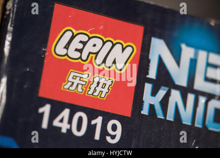 Frankfurt am Main, Deutschland. 5. April 2017. Eine gefälschte "Lego" Spielzeugkiste vom chinesischen Hersteller "Gromov" erscheint auf der Jahrespressekonferenz der Zollstelle am Frankfurter Flughafen in Frankfurt, Deutschland, 5. April 2017. Das Hauptbüro sichert verbotene Objekte von verschiedenen Straftaten gegen eine Tagesgebühr. Foto: Boris Roessler/Dpa/Alamy Live News Stockfoto