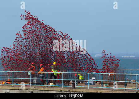 Themse-Mündung, Essex, England. 5. April 2017. 14-18 jetzt Ausstellung von Keramik Mohnblumen im Bau auf einem alten MoD Pier in Shoeburyness in Essex auf der Themse-Mündung. Ursprünglich Teil der 2014 Tower of London anzeigen dieser Abschnitt hat das Land gereist. Die Ausstellung läuft vom 12. April bis 25. Juni und ist frei, Kredit zu sehen: Timothy Smith/Alamy Live News Stockfoto