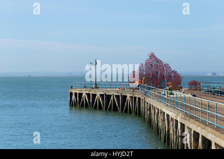 Themse-Mündung, Essex, England. 5. April 2017. 14-18 jetzt Ausstellung von Keramik Mohnblumen im Bau auf einem alten MoD Pier in Shoeburyness in Essex auf der Themse-Mündung. Ursprünglich Teil der 2014 Tower of London anzeigen dieser Abschnitt hat das Land gereist. Die Ausstellung läuft vom 12. April bis 25. Juni und ist frei, Kredit zu sehen: Timothy Smith/Alamy Live News Stockfoto