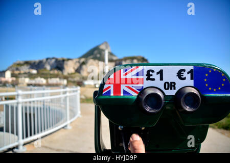 Gibraltar 5. April 2017 - ein Aussichtspunkt an Europa Punkt in Gibraltar mit dem Felsen von Gibraltar im Hintergrund. Das Schild an das Teleskop hat ein Union Jack und die Markierungsfahne von Europa und sagt £1 oder einen Euro. Die Zeichen selbst vereint die zwei wichtigsten Symbole, die das Zentrum der politischen Spannungen zwischen Großbritannien, der EU und Spanien über austritt. Bildnachweis: Stephen Ignacio/Alamy Live-Nachrichten Stockfoto