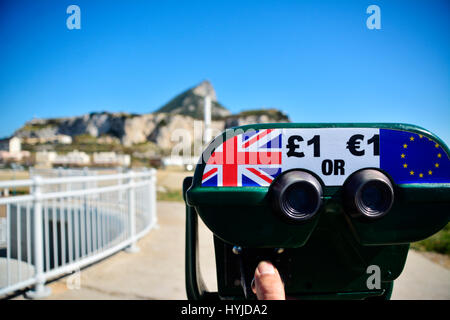 Gibraltar 5. April 2017 - ein Aussichtspunkt an Europa Punkt in Gibraltar mit dem Felsen von Gibraltar im Hintergrund. Das Schild an das Teleskop hat ein Union Jack und die Markierungsfahne von Europa und sagt £1 oder einen Euro. Die Zeichen selbst vereint die zwei wichtigsten Symbole, die das Zentrum der politischen Spannungen zwischen Großbritannien, der EU und Spanien über austritt. Bildnachweis: Stephen Ignacio/Alamy Live-Nachrichten Stockfoto