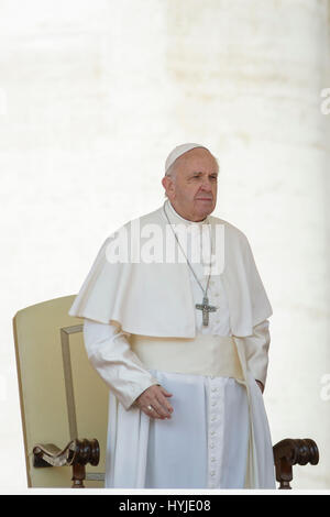 Vatikanstadt, Vatikan. 5. April 2017. Papst Francis führt seine wöchentliche Generalaudienz in dem Petersplatz im Vatikan, Vatikanstadt. Francis Papst appellierte an das Gewissen der lokalen und internationalen Führern, ein Ende der syrischen Tragödie während der wöchentlichen Generalaudienz zu bringen. Bildnachweis: Giuseppe Ciccia/Alamy Live-Nachrichten Stockfoto