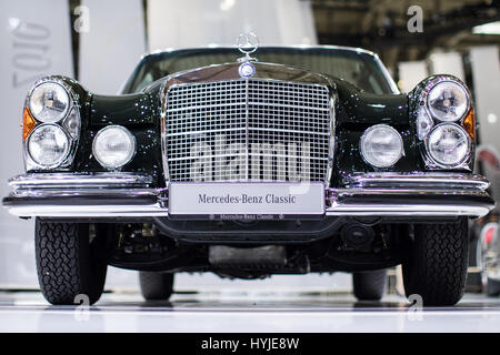 Essen, Deutschland. 5. April 2017. Ein Mercedes Benz 300 SEL wird auf der Techno Classica "Oldtimer" und "Youngtimer" in Essen, Deutschland, 5. April 2017 ausgestellt. Die Messe statt findet vom 5. bis 9. April. Foto: Marcel Kusch/Dpa/Alamy Live News Stockfoto